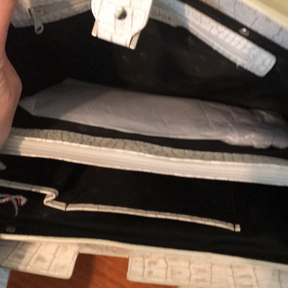 NWOT Kenneth Cole white handbag w magnetic closure! Genuine leather! - Picture 5 of 7